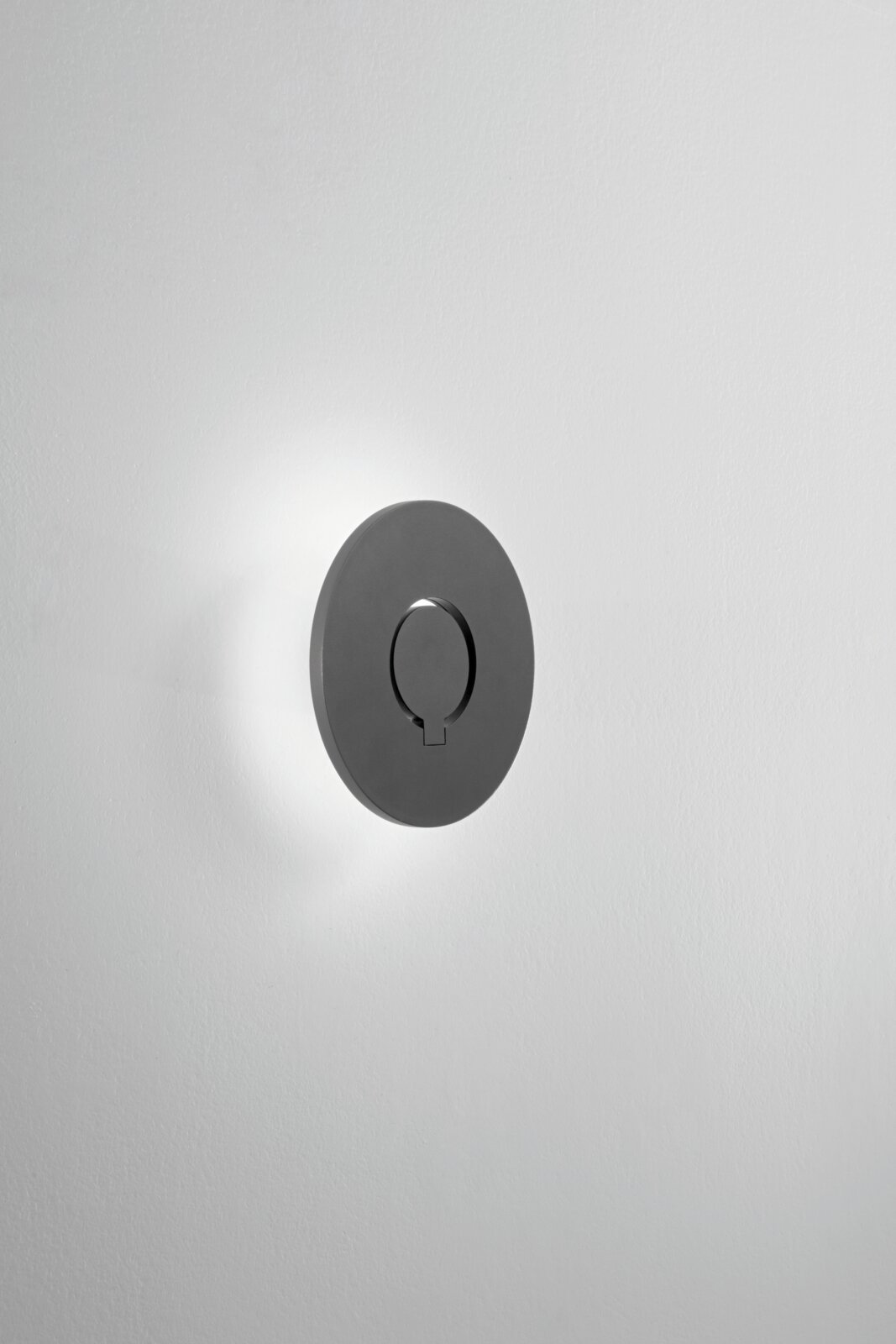 LED-buitenwandlamp in ronde vorm, zijaanzicht, gemonteerd op een witte muur