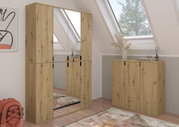 Hochschrank aus Holz mit Spiegeltüren in einem modernen Raum mit Dachfenster, seitliche Perspektive.