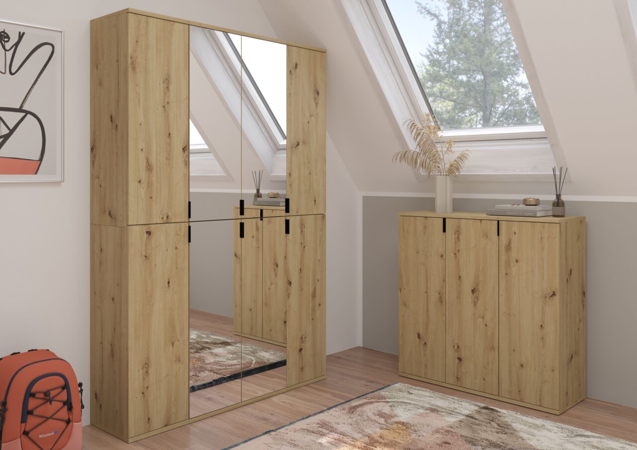 Hochschrank aus Holz mit Spiegeltüren in einem modernen Raum mit Dachfenster, seitliche Perspektive.