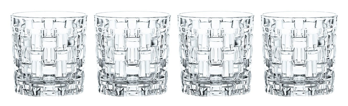 Vier kristallklare Trinkgläser mit strukturiertem Design, frontal nebeneinander angeordnet.
