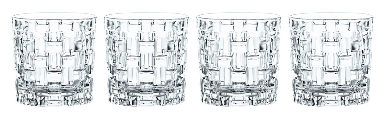 Vier kristalheldere drinkglazen met een gestructureerd patroon, in een rij naast elkaar geplaatst.