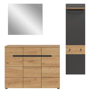 Modernes Badezimmermöbel-Set in Eiche-Optik mit schwarzem Akzent: Waschtischunterschrank mit Schubladen und langem schwarzem Griff, darüber rechteckiger Spiegel; rechts passendes Wandpaneel mit Ablage und Haken, Frontansicht.