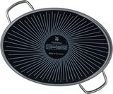 Ovale Mehrzweck-Bratform aus der Vogelperspektive mit zwei Griffen, schwarzer Boden mit strahlenförmigem Muster und WMF Fusiontec Logo, Made in Germany.
