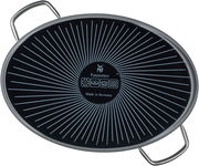 Ovale Mehrzweck-Bratform aus der Vogelperspektive mit zwei Griffen, schwarzer Boden mit strahlenförmigem Muster und WMF Fusiontec Logo, Made in Germany.
