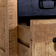 Nahaufnahme einer rustikalen Nachtkommode aus Holz mit geöffneter Schublade und schwarzem Griff, seitliche Perspektive