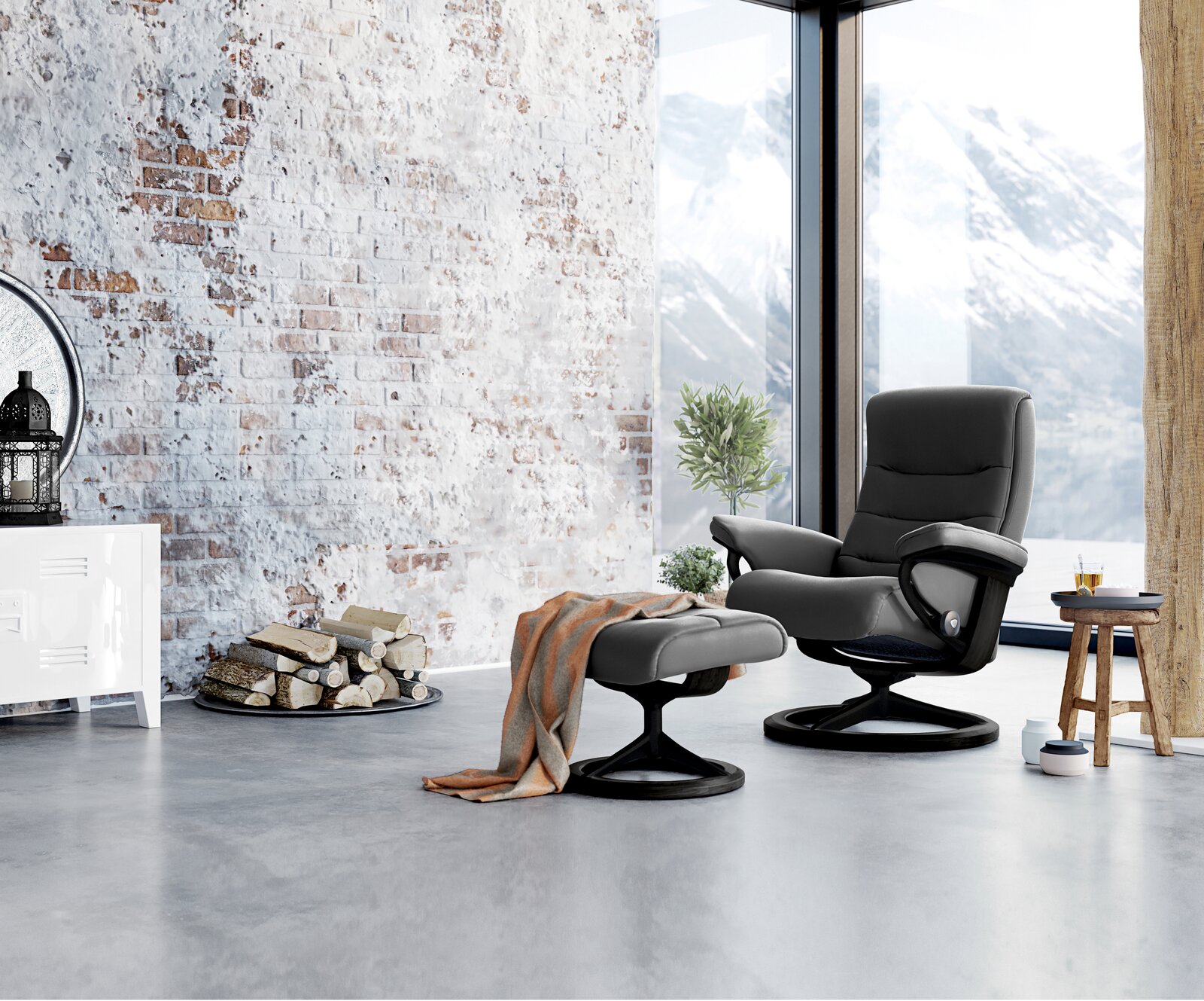 Moderner Einzelsessel mit Hocker in einem stilvollen Wohnzimmer mit Bergblick, seitliche Perspektive