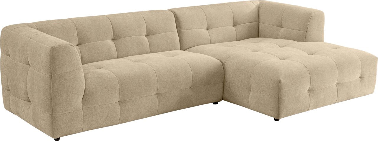 Beiges, gepolstertes Ecksofa mit gesteppter Oberfläche und breiter Ottomane, freigestellt auf weißem Hintergrund, Ansicht schräg von vorne.