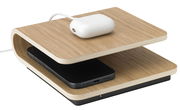 Kabelloses Ladegerät aus Holz in seitlicher Perspektive mit einem Smartphone und einem kabellosen Kopfhörer-Etui.