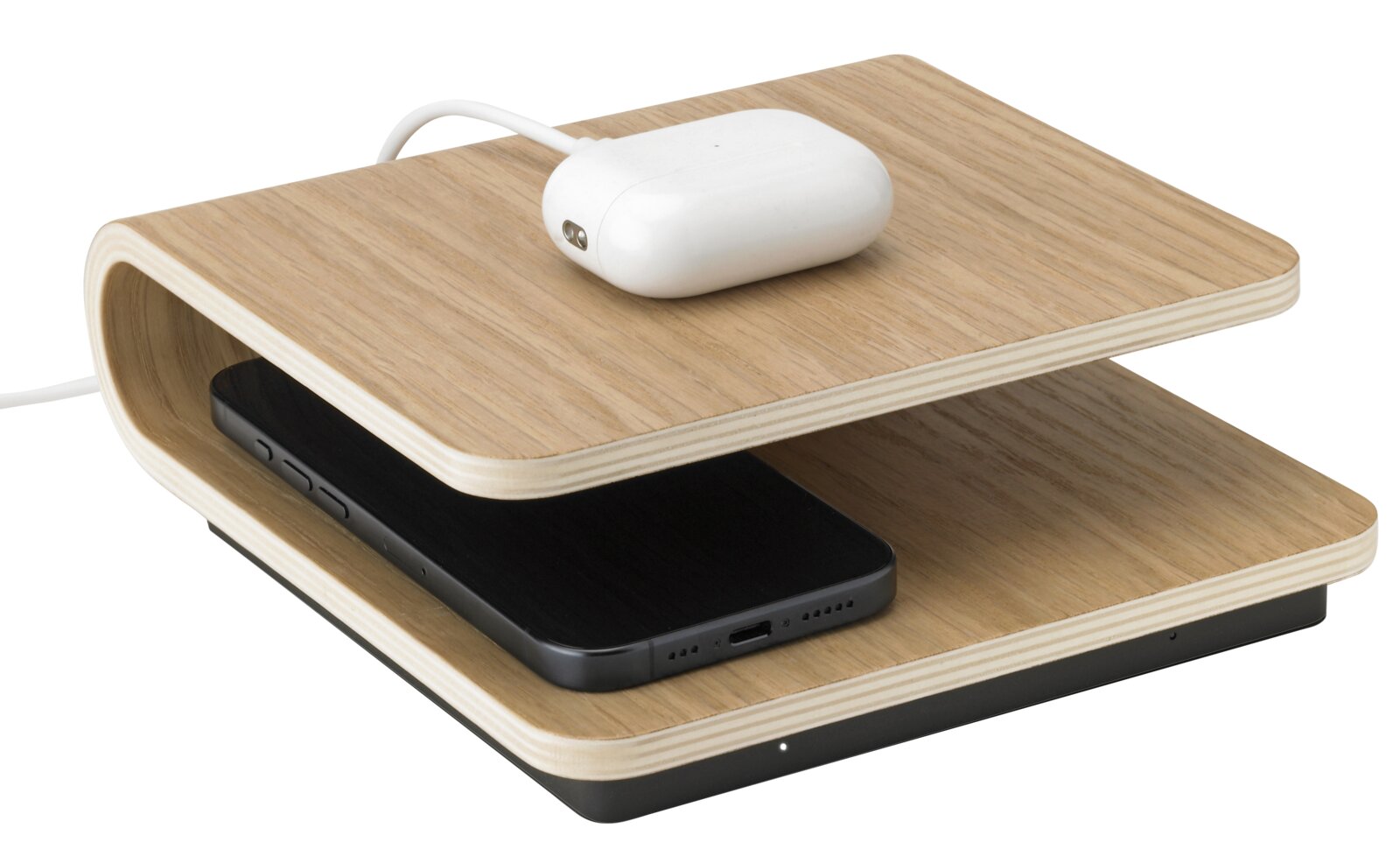 Draadloze oplader van hout, gezien vanaf de zijkant, met een smartphone en een draadloos oortelefoonetui.
