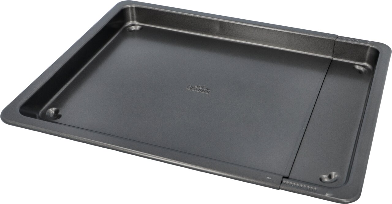 Backblech aus Metall, perspektivisch von oben fotografiert, mit erweiterbarer Funktion.
