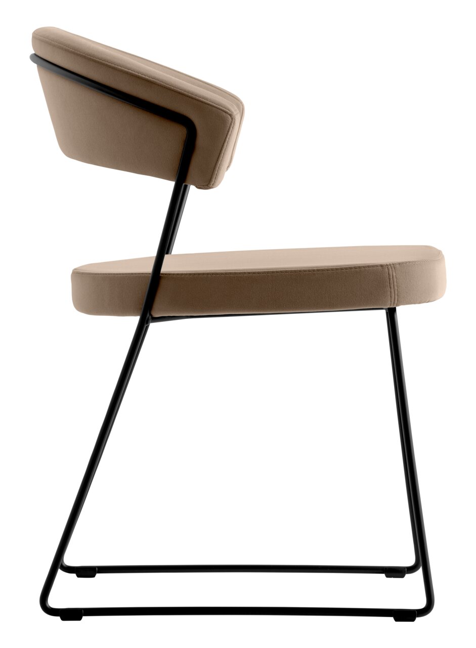 Zijaanzicht van een moderne stoel met een zwart metalen frame en een beige bekleding.