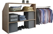 Offenes Kleiderschrank-Regal aus hellem Holz mit Ablagefächern, Aufbewahrungsboxen und seitlicher Kleiderstange mit Hemden, in leicht schräger Frontansicht von links