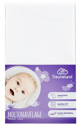 Nässeschutzauflage von Träumeland, Vorderansicht, wasserdicht, kochfest bis 95 Grad, weiche Oberfläche, mit Babybild auf der Verpackung.