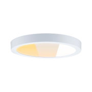 Runde, flache LED-Deckenleuchte in Weiß mit warmweißem Licht, leicht von unten in schräger Perspektive freigestellt auf weißem Hintergrund