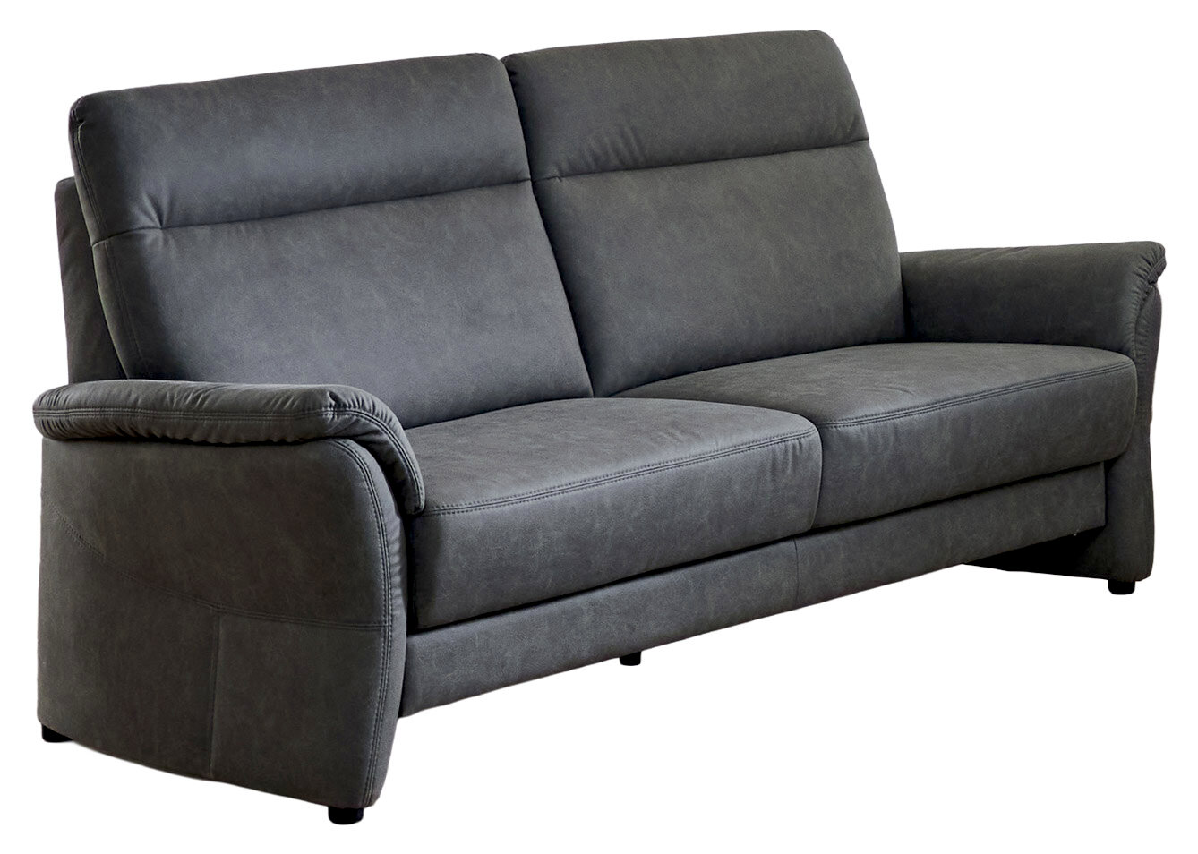 Graues 2-Sitzer-Sofa mit hoher Rückenlehne und gepolsterten Armlehnen, freigestellt auf weißem Hintergrund, Ansicht schräg von vorne links.