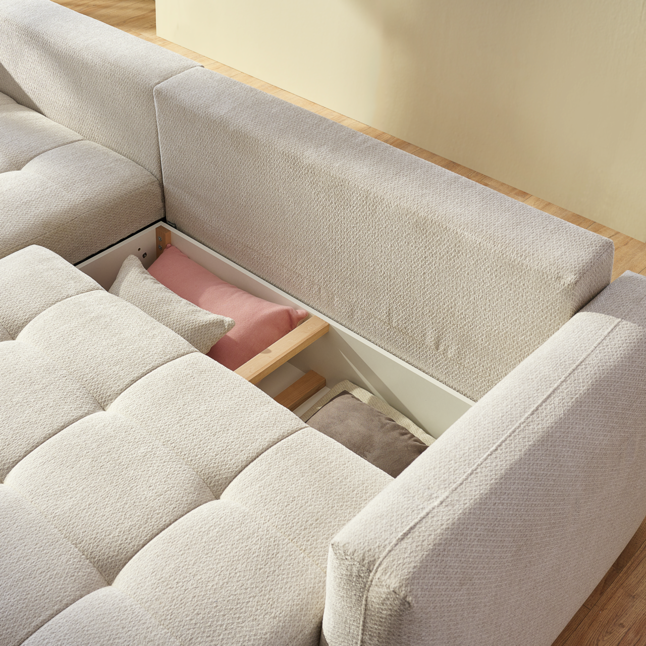 Ecksofa London von oben, mit geöffneter Stauraumfunktion und sichtbaren Kissen in verschiedenen Farben.