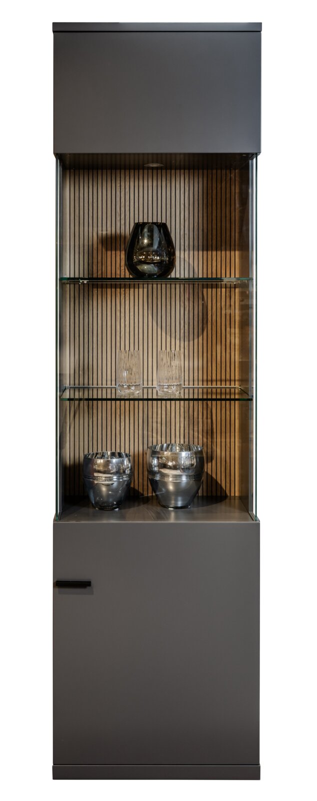 INVIVUS Vitrine Re. IMAGO Moderne Vitrine mit Glasregalen und dekorativen Objekten, frontal fotografiert.