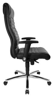 Seitliche Ansicht eines schwarzen Chefsessels mit gepolsterter Rückenlehne und Armlehnen auf einem verchromten Fuß mit Rollen.