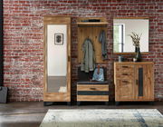 Garderobenkombination mit Spiegel, Garderobenbank und Schrank vor einer Ziegelwand, frontale Perspektive