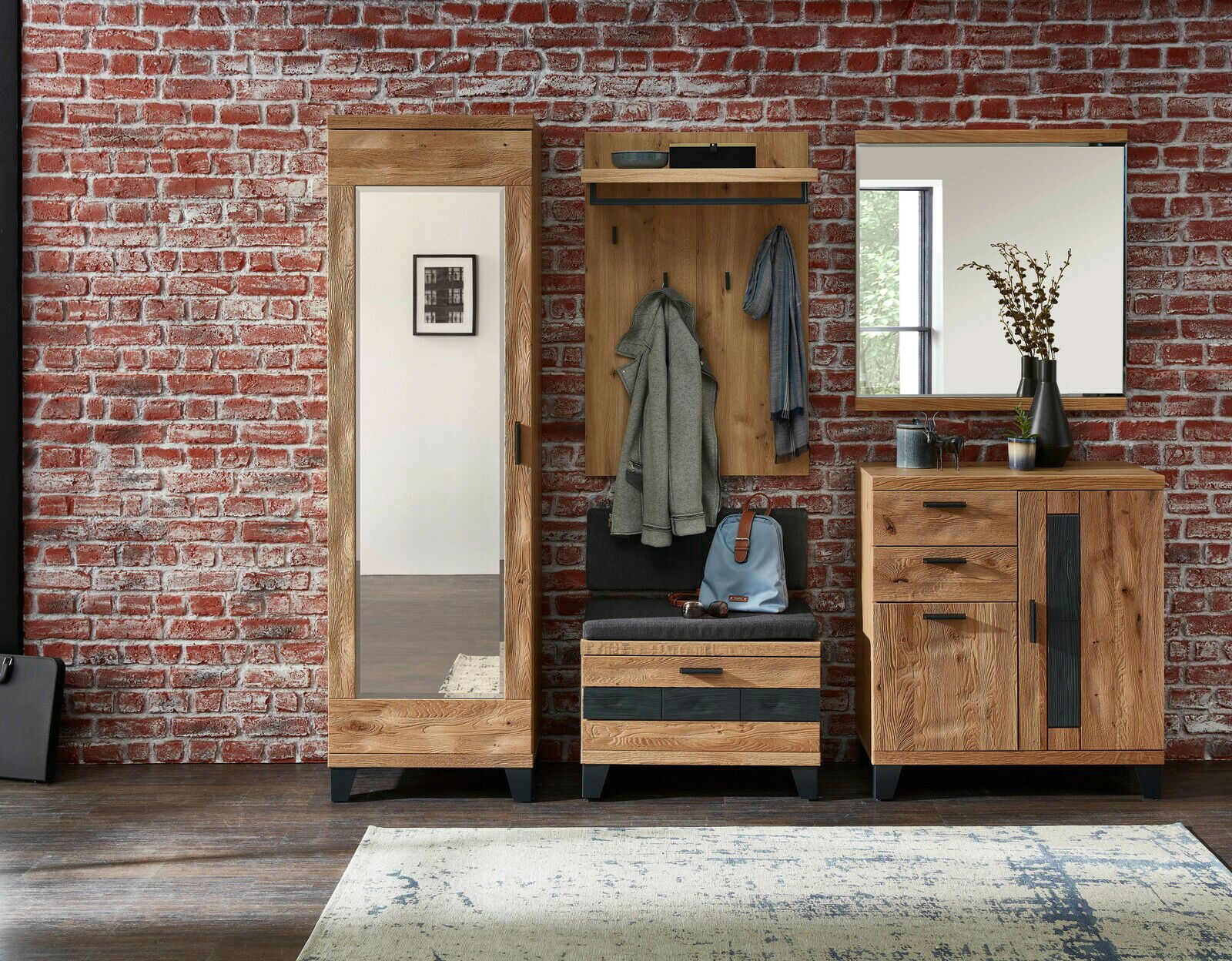 Garderobenkombination mit Spiegel, Garderobenbank und Schrank vor einer Ziegelwand, frontale Perspektive