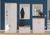 Moderne Garderobenkombination in Weiß mit Holzdetails, bestehend aus einem Garderobenschrank mit Spiegel, einem Garderobenpaneel mit Haken, einer Sitzbank und einem Schuhschrank, frontal abgebildet vor einer blauen Wand.