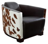 Moderner Sessel mit braunem Leder und Kuhfellmuster, seitliche Perspektive