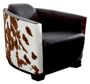 Moderner Sessel mit braunem Leder und Kuhfellmuster, seitliche Perspektive