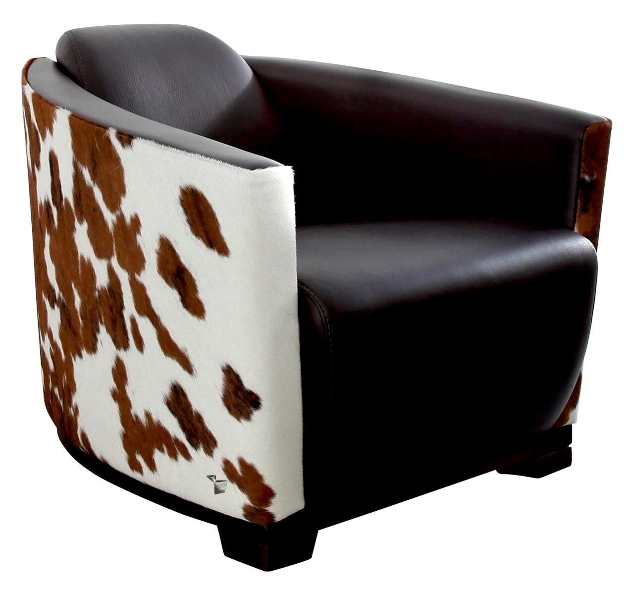 Moderner Sessel mit braunem Leder und Kuhfellmuster, seitliche Perspektive