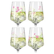 Vier Weingläser mit floralen Mustern und Eiswürfeln, gefüllt mit einem hellen Getränk, aus der Frontalperspektive.