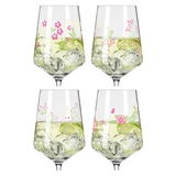 Vier Weingläser mit floralen Mustern und Eiswürfeln, gefüllt mit einem hellen Getränk, aus der Frontalperspektive.