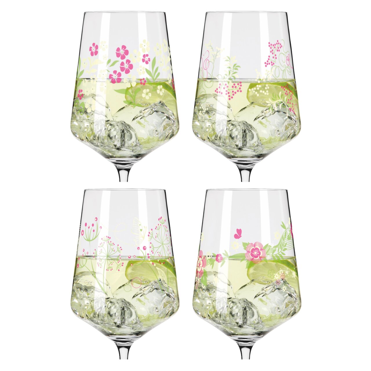Vier wijnglazen met bloemmotieven en ijsblokjes, gevuld met een heldere drank, gezien vanuit een vooraanzicht.