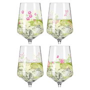 Vier wijnglazen met bloemmotieven en ijsblokjes, gevuld met een heldere drank, gezien vanuit een vooraanzicht.