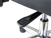 Nahaufnahme eines Hebels zur Höhenverstellung eines Chefsessels, seitliche Perspektive