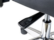 Nahaufnahme eines Hebels zur Höhenverstellung eines Chefsessels, seitliche Perspektive