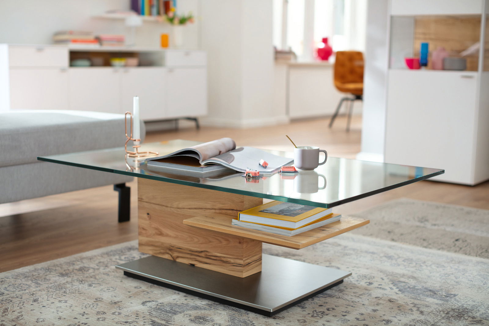 Moderner Couchtisch mit Glasplatte und Holzdetails, seitliche Perspektive