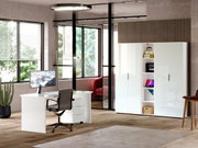 Moderner Büroraum mit weißem Schreibtisch, ergonomischem Stuhl und hohem Aktenschrank, seitliche Perspektive