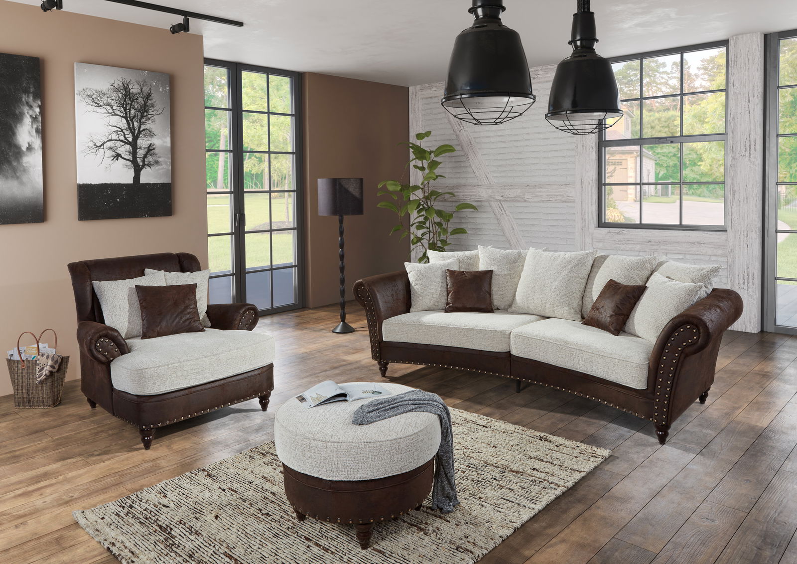 Landscape Hocker Runder Hocker in einem modernen Wohnzimmer, mit braunem Leder und beigem Stoff, aus der Vorderansicht fotografiert.