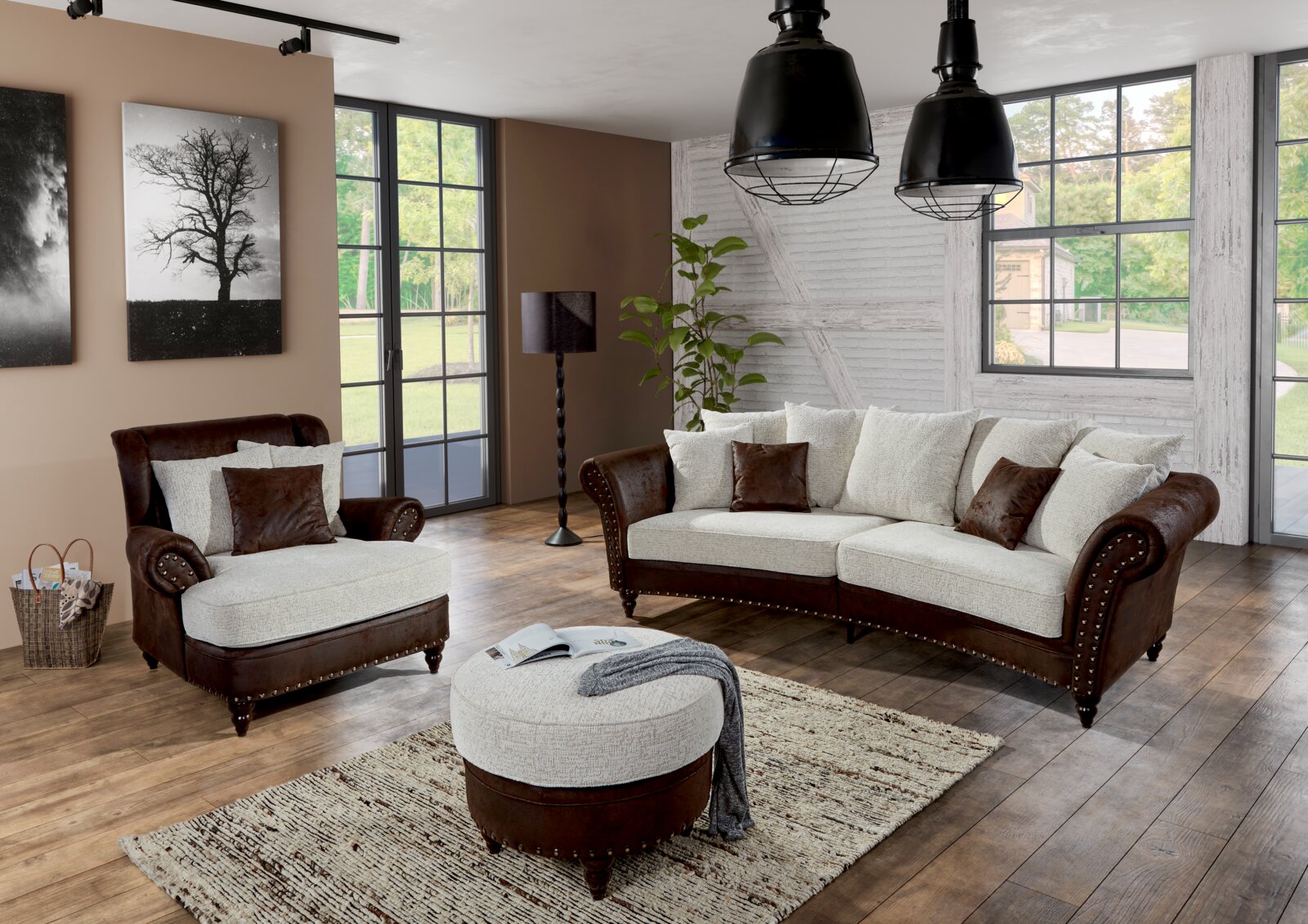 Runder Hocker in einem modernen Wohnzimmer, mit braunem Leder und beigem Stoff, aus der Vorderansicht fotografiert.