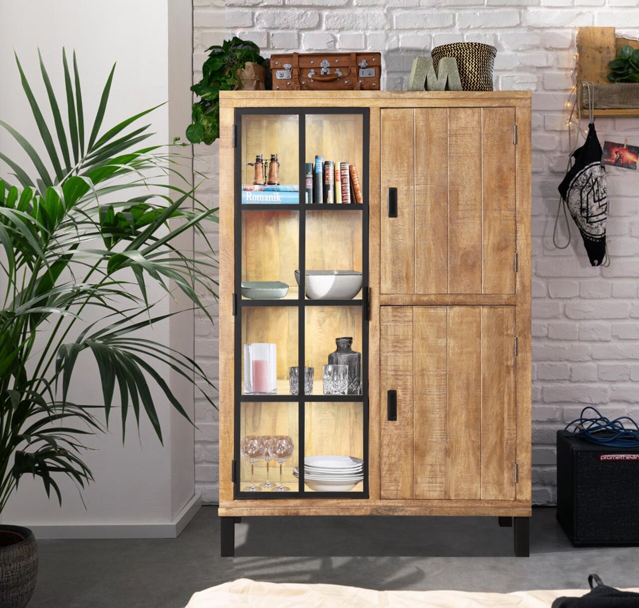 Rustiek houten hoogkast met glazen deuren, versierd met boeken en serviesgoed, in een moderne woonkamer. Vooraanzicht.