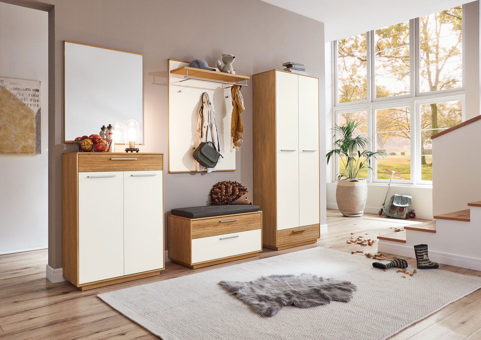 VOSS Spiegel LOVENO Moderne Garderobeneinrichtung mit Holz- und Weißakzenten, bestehend aus Schuhschrank, Sitzbank, Garderobenpaneel und Spiegel, in einem hellen Raum mit Blick auf große Fenster.