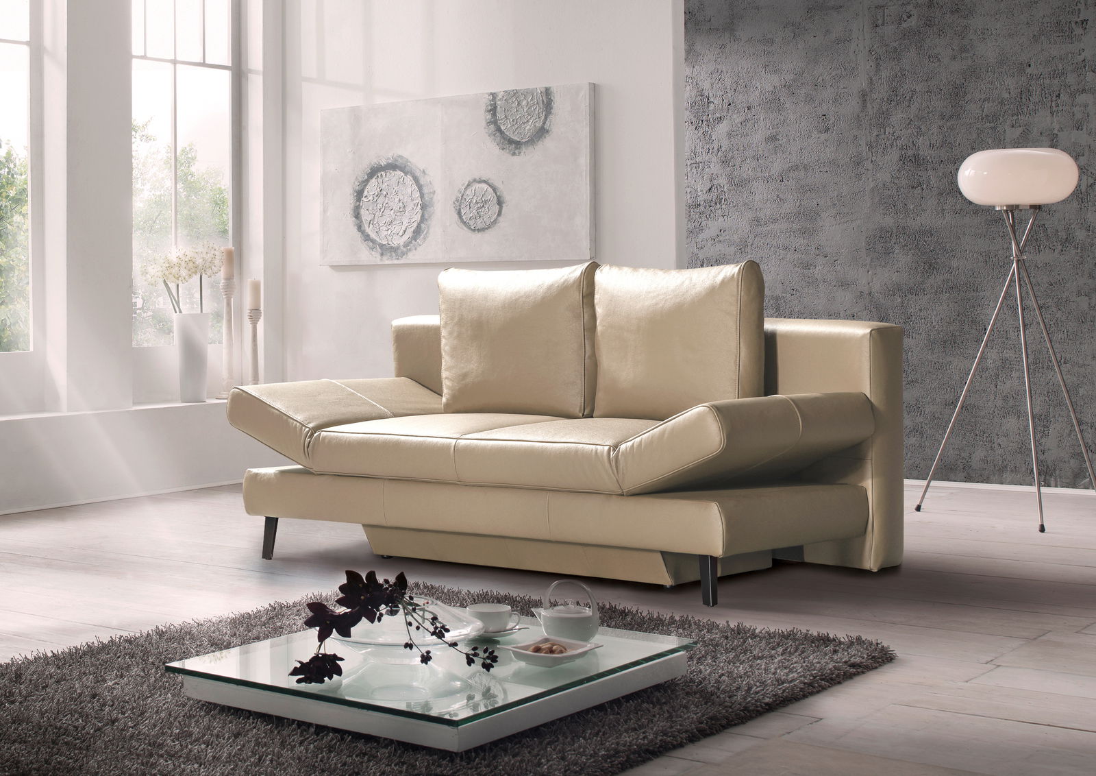 Beige Querschläfer-Sofa in modernem Wohnzimmer, seitliche Perspektive
