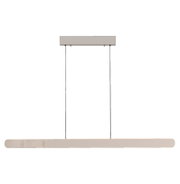 Moderne, längliche LED-Pendelleuchte in Beige/Creme mit abgerundeten Enden und segmentierter Optik, an zwei schwarzen Kabeln von einer rechteckigen Deckenhalterung abgehängt, frontale Ansicht vor grauem Hintergrund.
