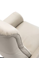 Nahaufnahme eines beigen Relaxsessels aus Leder, von oben betrachtet.