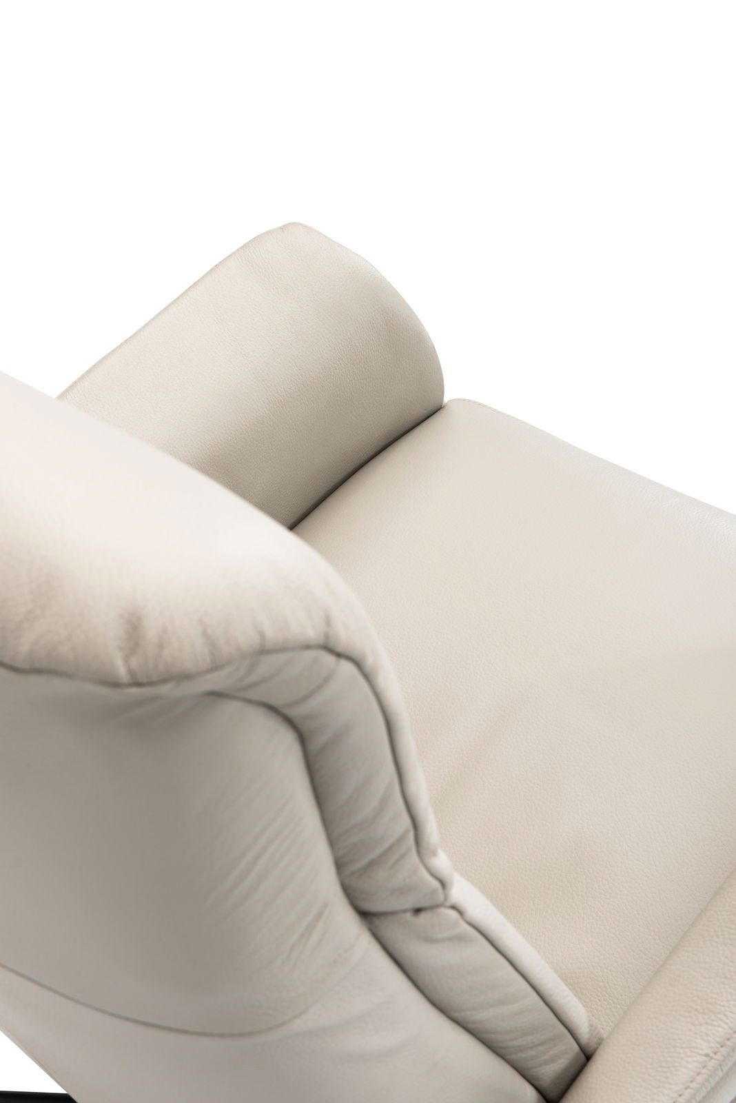 Nahaufnahme eines beigen Relaxsessels aus Leder, von oben betrachtet.