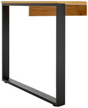 Seitliche Ansicht eines Winkelschreibtischs mit schwarzem Metallrahmen und Holzplatte.