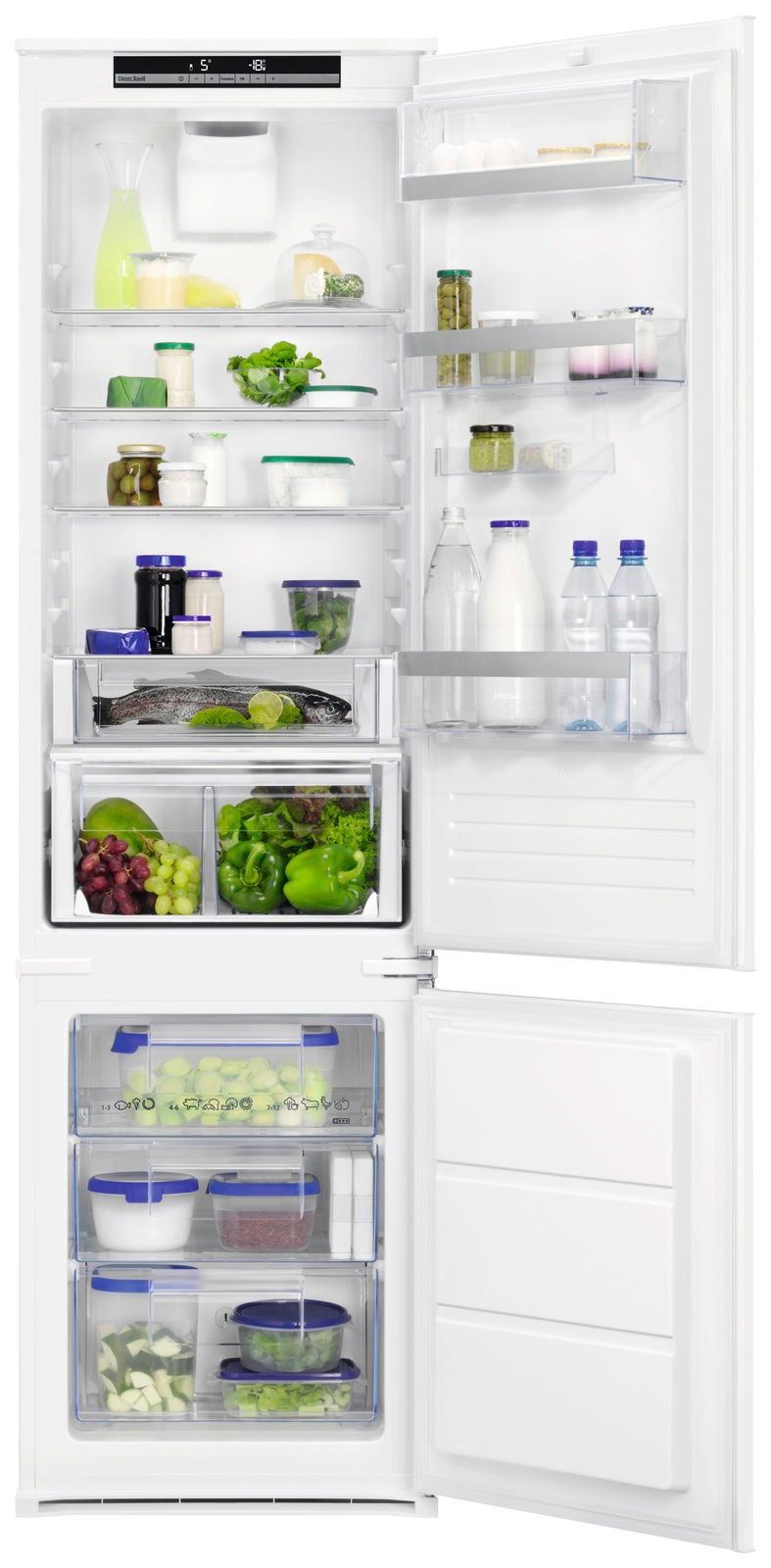 Einbaukühl-Gefrierkombination mit geöffneter Tür, gefüllt mit verschiedenen Lebensmitteln wie Gemüse, Getränken und Milchprodukten. Frontale Perspektive.