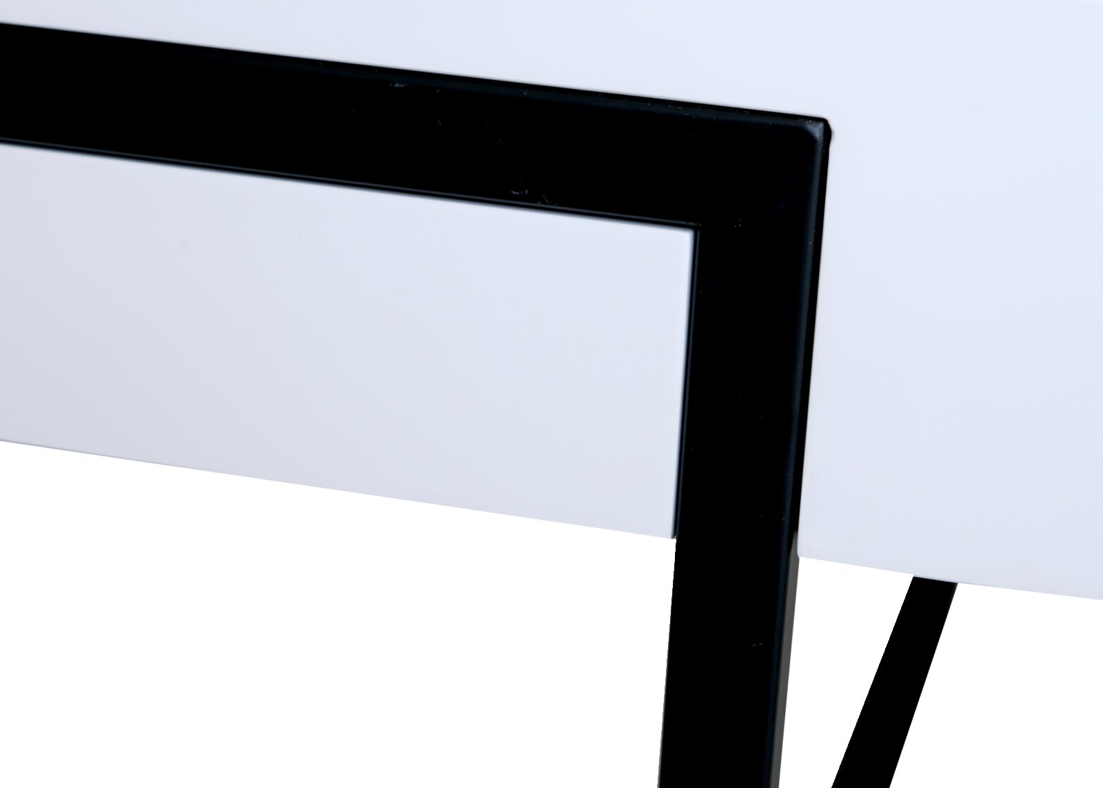 Close-up van een salontafel met een zwart metalen frame en een wit tafelblad, gezien vanaf de zijkant