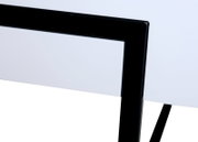 Close-up van een salontafel met een zwart metalen frame en een wit tafelblad, gezien vanaf de zijkant
