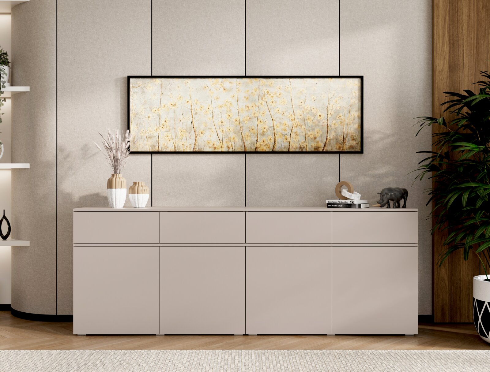 Modernes Sideboard in Beige mit glatter Front, dekoriert mit Vasen und Büchern, darunter ein langes abstraktes Wandbild in Schwarzrahmen; Frontalansicht.