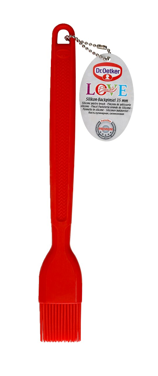 Roter Silikon-Backpinsel 35 mm von Dr. Oetker, frontal abgebildet mit Etikett und Kette.